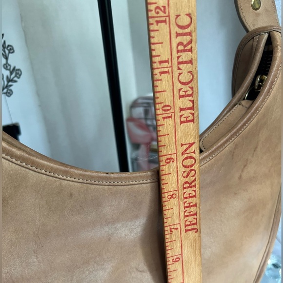 are Vintage 1475 tan leather shoulder bag - Picture 12 of 14